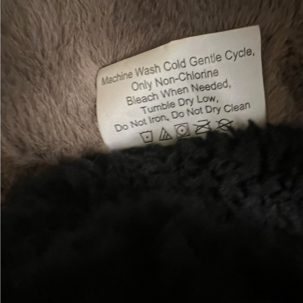 Sprigs Reversible Faux Fur and Sherpa Bucket Hat Black/mocha adjustable NWT - Picture 8 of 9